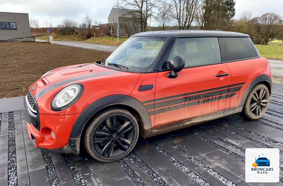 Extérieur de Mini avant nettoyage
