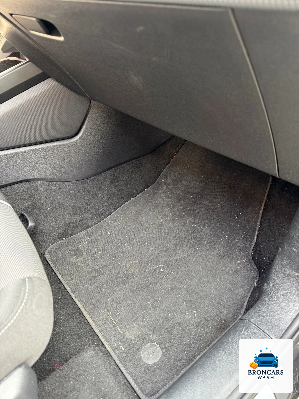 Tapis côté passager avant nettoyage