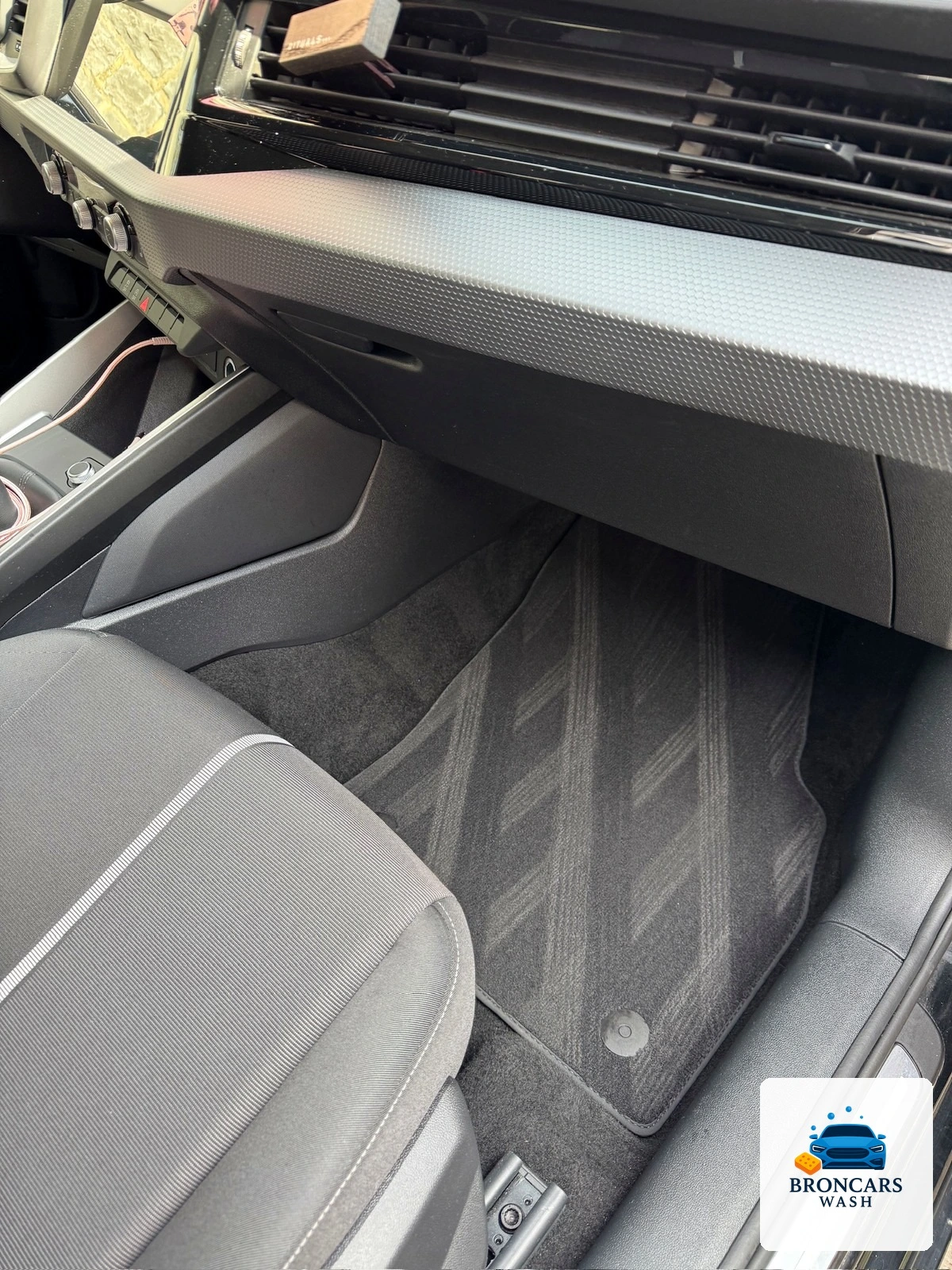 Tapis côté passager après nettoyage par Broncars Wash